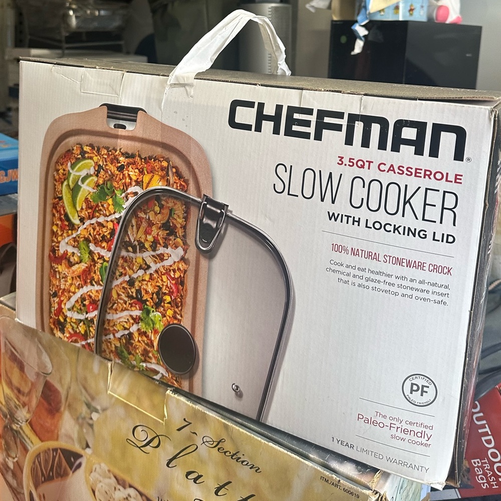 Chefman Casserole Slow Cooker with Locking Lid - Picture 4 of 5